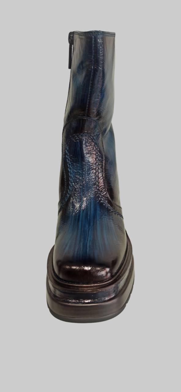 Découvrez la bottine Ofelia en cuir bleu royal signée Pons Quintana. Dotée d’une plateforme discrète, elle allonge la silhouette tout en assurant un confort optimal. Son cuir de haute qualité garantit durabilité et élégance, tandis que la teinte bleu royal apporte une touche moderne et raffinée. Idéale pour ceux qui recherchent une chaussure à la fois tendance et experte dans la finition.