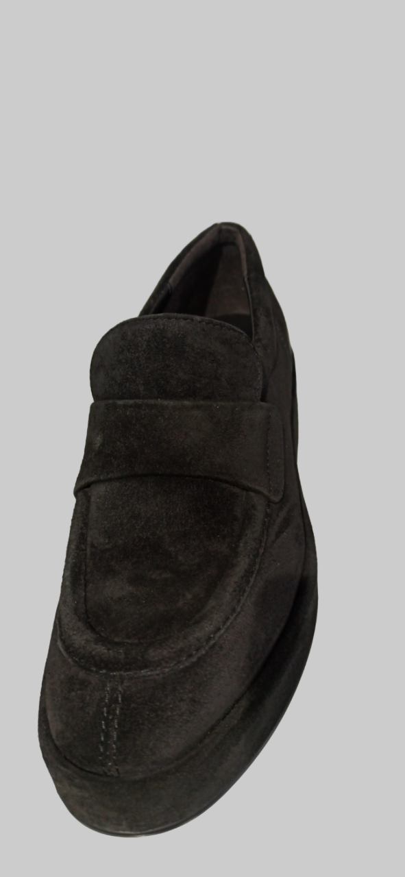 Découvrez le mocassin Omega de Pons Quintana, la fusion parfaite entre raffinement et praticité. Confectionné en cuir nubuck premium, ce modèle épouse vos pieds avec élégance dans les teintes intemporelles du chocolat ou du noir. Sa semelle compensée légère vous offre un soutien confortable du matin au soir, tandis que sa technologie antidérapante vous assure une démarche sûre et stable. Pour les femmes exigeantes qui refusent de compromis entre style et bien-être, ce mocassin devient rapidement un incontou