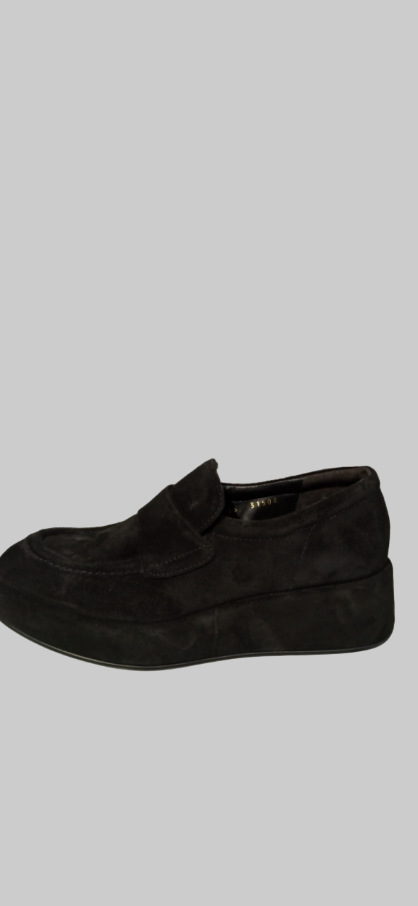 Découvrez le mocassin Omega de Pons Quintana, la fusion parfaite entre raffinement et praticité. Confectionné en cuir nubuck premium, ce modèle épouse vos pieds avec élégance dans les teintes intemporelles du chocolat ou du noir. Sa semelle compensée légère vous offre un soutien confortable du matin au soir, tandis que sa technologie antidérapante vous assure une démarche sûre et stable. Pour les femmes exigeantes qui refusent de compromis entre style et bien-être, ce mocassin devient rapidement un incontou