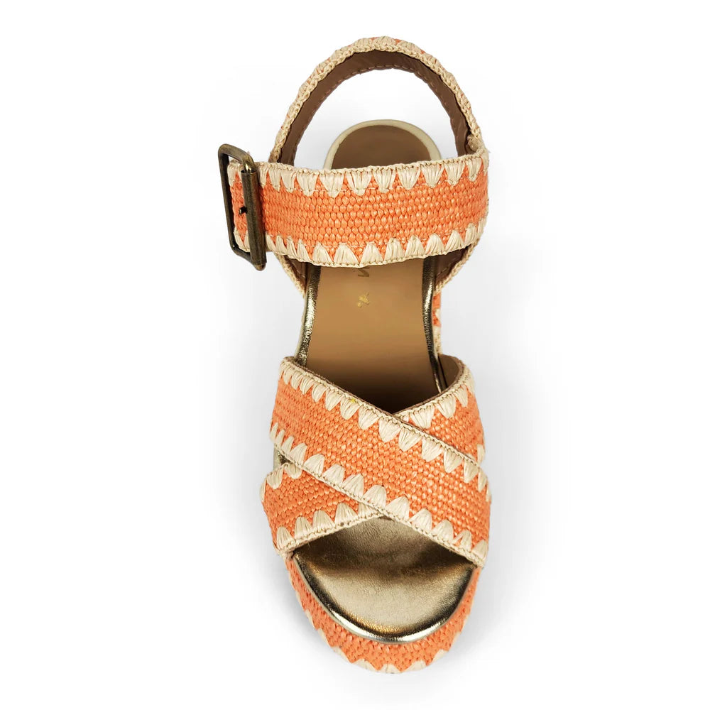 Découvrez nos sandales compensées orange Fiorina !
Ces sandales sont l'accessoire parfait pour égayer vos tenues estivales. Fabriquées avec soin, elles sont 100% made in Italy, gage de qualité et de style.
Le modèle Fiorina se distingue par son design moderne et élégant. Confectionnées en raphia tissé, ces sandales compensées orange offrent un aspect uniform