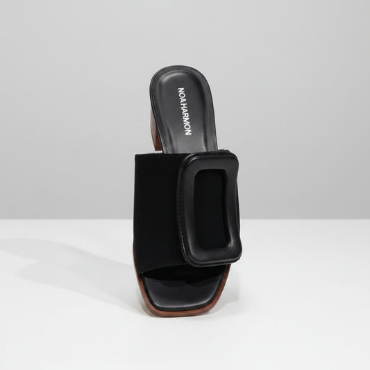 Découvrez la mule à talon pour femme Noa Harmon, un incontournable de votre garde-robe. Fabriquée avec soin, cette mule en cuir noir allie élégance et confort. Son design minimaliste la rend parfaite pour toutes les occasions, qu’il s’agisse d’une sortie décontractée ou d’un dîner chic.