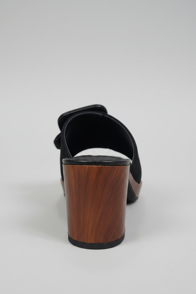 Découvrez la mule à talon pour femme Noa Harmon, un incontournable de votre garde-robe. Fabriquée avec soin, cette mule en cuir noir allie élégance et confort. Son design minimaliste la rend parfaite pour toutes les occasions, qu’il s’agisse d’une sortie décontractée ou d’un dîner chic.