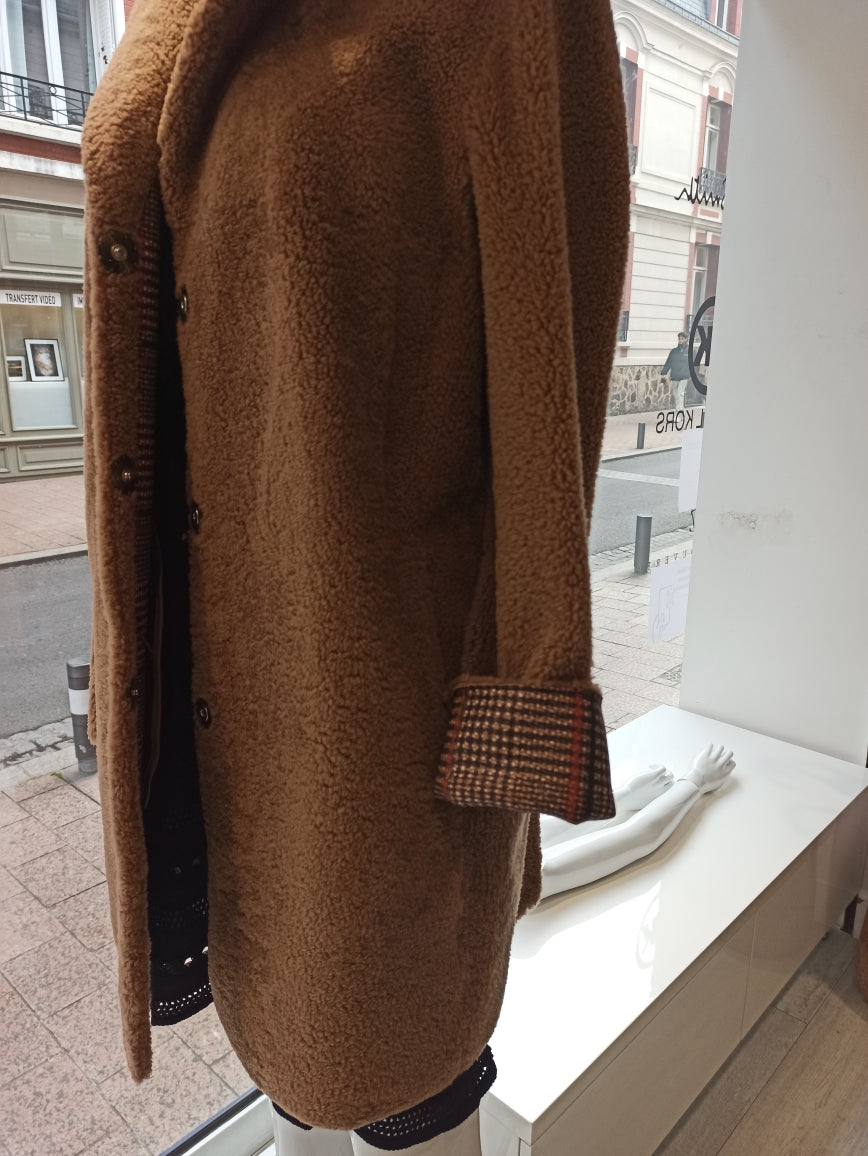 Découvrez le manteau 3/4 style redingote "suite 109", alliant élégance et confort. Sa peau lainée et son intérieur en cuir façon tartan offrent une chaleur impeccable tout en apportant une touche sophistiquée à votre silhouette. Idéal pour affronter les journées fraîches avec style, ce manteau est un incontournable de votre garde-robe d'hiver.