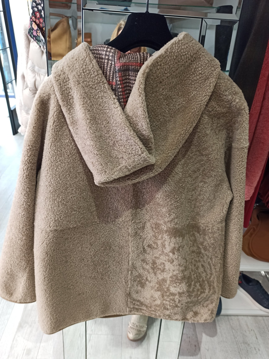 Découvrez ce manteau intemporel alliant élégance et confort. Doté d'une capuche généreuse, il combine un extérieur en cuir noisette avec un intérieur douillet en mouton et tartan, créant une pièce polyvalente parfaite pour les transitions saisonnières. Le contraste entre la finition cuir premium et la chaleur de la doublure en mouton offre une protection optimale contre les éléments, tandis que le tartan intérieur ajoute une touche de caractère intemporel. Un investissement durable pour votre garde-robe.