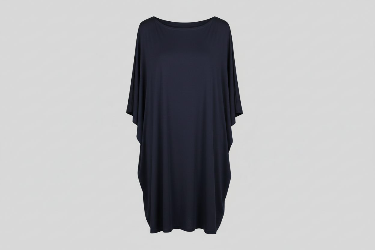 Découvrez l'élégance intemporelle de cette blouse aux lignes épurées. Confectionné en viscose 100%, il offre une douceur incomparable et une fluidité naturelle. Son col rond classique et ses manches trois-quarts créent une silhouette raffinée, parfaite pour les journées où vous recherchez confort et style. Disponible en bleu profond, cette pièce polyvalente s'associe facilement à votre garde-robe.