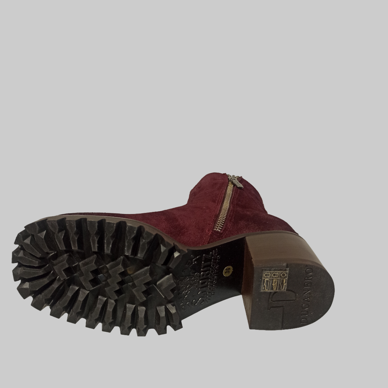 Apportez une touche d’élégance authentique à votre style avec les boots Ducanero en daim bordeaux. Leur fermeture éclair pratique et leur bout carré apportent un look moderne et sophistiqué, tandis que la semelle crantée garantit adhérence et confort pour toutes vos escapades urbaines. Fabriquées de manière artisanale, ces boots allient qualité et originalité pour sublimer chacune de vos tenues.