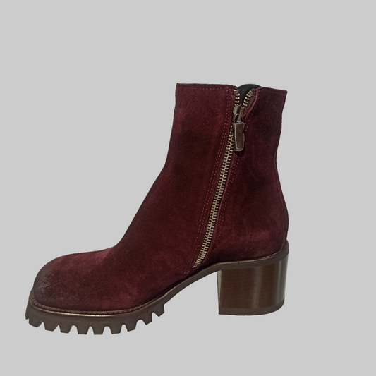 Apportez une touche d’élégance authentique à votre style avec les boots Ducanero en daim bordeaux. Leur fermeture éclair pratique et leur bout carré apportent un look moderne et sophistiqué, tandis que la semelle crantée garantit adhérence et confort pour toutes vos escapades urbaines. Fabriquées de manière artisanale, ces boots allient qualité et originalité pour sublimer chacune de vos tenues.