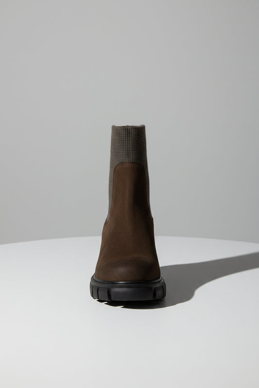 Découvrez nos élégantes bottines daim chocolat, un incontournable pour parfaire votre style avec une touche de chic. Fabriquées avec un cuir daim de première qualité, ces bottines promettent non seulement une allure sophistiquée, mais aussi un confort inégalé tout au long de la journée.