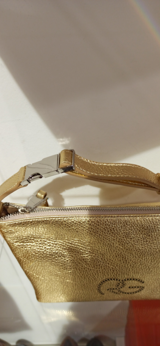 Polyvalence : Sa forme élégante et ses couleurs variées en font un accessoire adapté à toutes les tenues.
Confort : Avec sa taille compacte, vous pouvez transporter l'essentiel sans compromettre votre style.
Fabriqué avec un grand soin, ce sac à main femme garantit une qualité exceptionnelle et une durabilité accrue. Les matériaux utilisés sont soigneusement