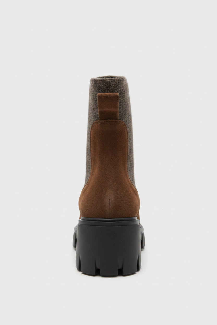 Découvrez nos élégantes bottines daim chocolat, un incontournable pour parfaire votre style avec une touche de chic. Fabriquées avec un cuir daim de première qualité, ces bottines promettent non seulement une allure sophistiquée, mais aussi un confort inégalé tout au long de la journée.