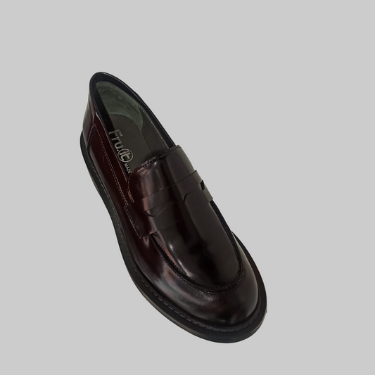 Découvrez l'élégance intemporelle avec le mocassin Fru.it en cuir glacé noir. Inspiré du style anglais classique, ce mocassin allie raffinement et durabilité grâce à sa finition impeccable. Parfait pour sublimer vos tenues, il apporte une touche chic et sophistiquée, idéale pour toutes les occasions où le style fait la différence. Confort et allure assurés pour un investissement mode durable.