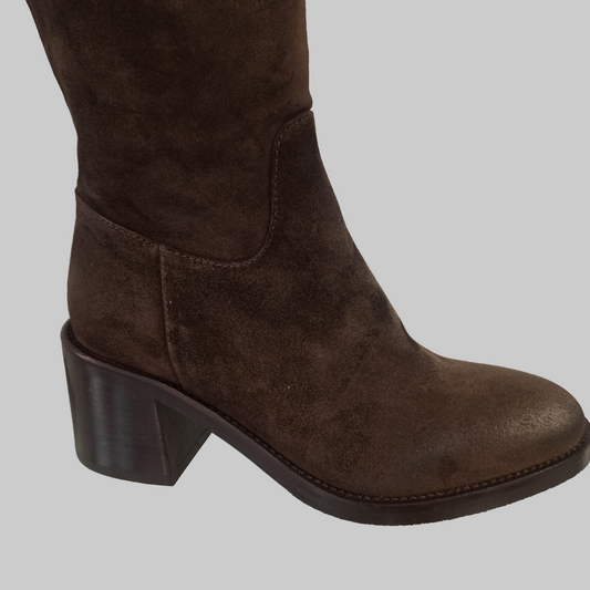 Découvrez l'élégance intemporelle avec cette botte fru.it en daim chocolat, la pièce maîtresse de votre garde-robe hivernale. Son talon de 5 cm offre une silhouette affinée sans sacrifier le confort, tandis que la fermeture éclair assure un enfilage facile et un maintien parfait. Le daim camoscio, matière noble et douce, apporte une texture raffinée qui se marie avec tous vos styles. Le bout du pied est légèrement rond et patiné. Idéale pour les journées froides, cette botte allie sophistication et praticit