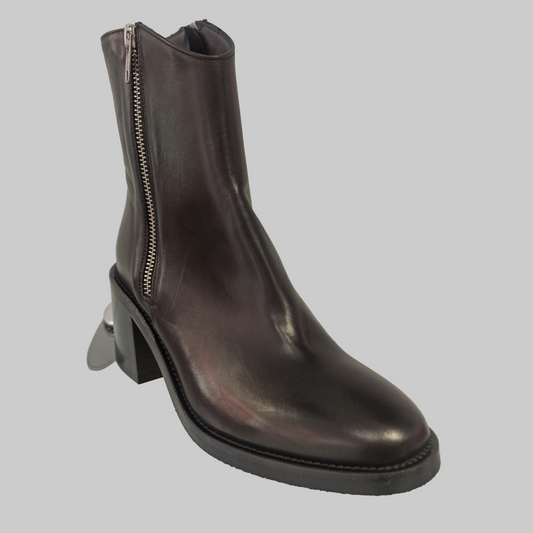 Bottines en cuir noir véritable alliant élégance et praticité. Dotées d'un talon de 5,5 cm qui affine la silhouette sans compromettre le confort, ces bottines se distinguent par leurs deux fermetures éclair latérales qui facilitent grandement l'enfilage. Le bout rond épouse délicatement la forme du pied pour une journée sans fatigue. Un incontournable pour les femmes en quête d'une chaussure polyvalente, à la fois chic et fonctionnelle, adaptée à tous les styles et occasions.