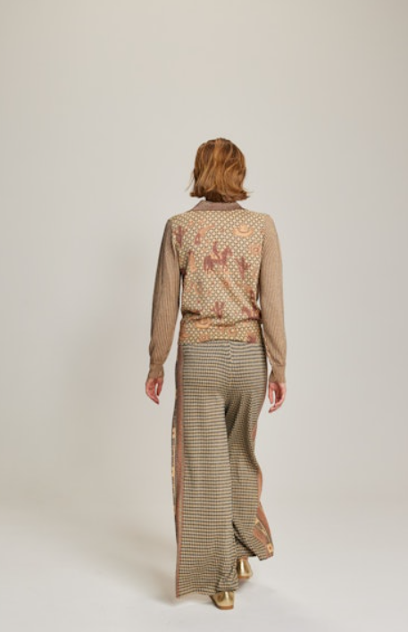 Un motif pied-de-poule beige et gris qui s'adapte facilement à vos ensembles, idéal pour un look décontracté mais soigné.
Facile à associer avec d'autres pièces de votre garde-robe, il peut être porté avec le polo assorti 91245 pour un ensemble harmonieux.