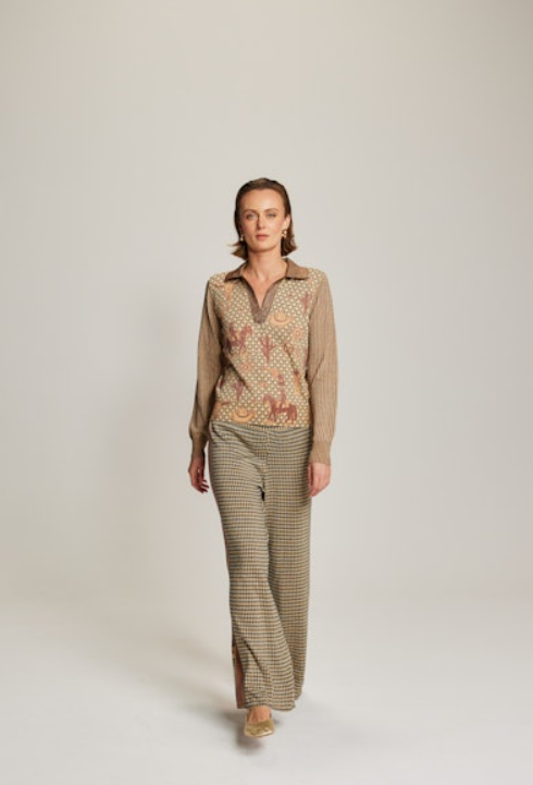 Un motif pied-de-poule beige et gris qui s'adapte facilement à vos ensembles, idéal pour un look décontracté mais soigné.
Facile à associer avec d'autres pièces de votre garde-robe, il peut être porté avec le polo assorti 91245 pour un ensemble harmonieux.
