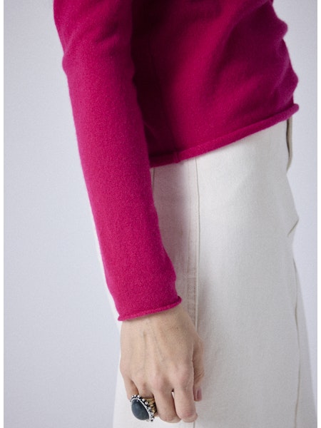 Découvrez l'élégance et le confort absolu avec le pull femme Notshy en cachemire marine. Confectionné en 100 % cachemire 2 fils, il offre une douceur incomparable et une chaleur légère. Sa coupe droite moderne associée à un col en V délicat et des finitions roulottées sublime votre silhouette avec subtilité. Un indispensable raffiné qui allie style et bien-être au quotidien.