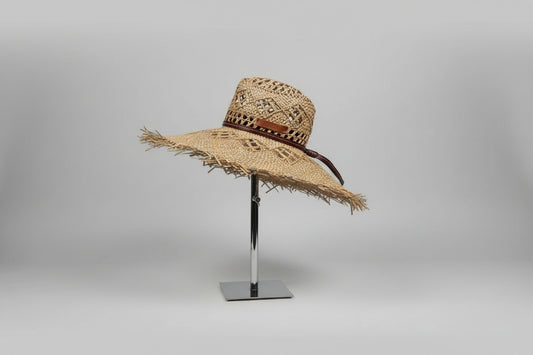 Chapeau de paille tressé à la main en fibres naturelles par la maison familiale Catarzi à Florence en Italie. Cet accessoire intemporel allie savoir-faire artisanal et élégance naturelle. Parfait pour les beaux jours, il offre protection et style avec l'authenticité d'une création italienne traditionnelle. 