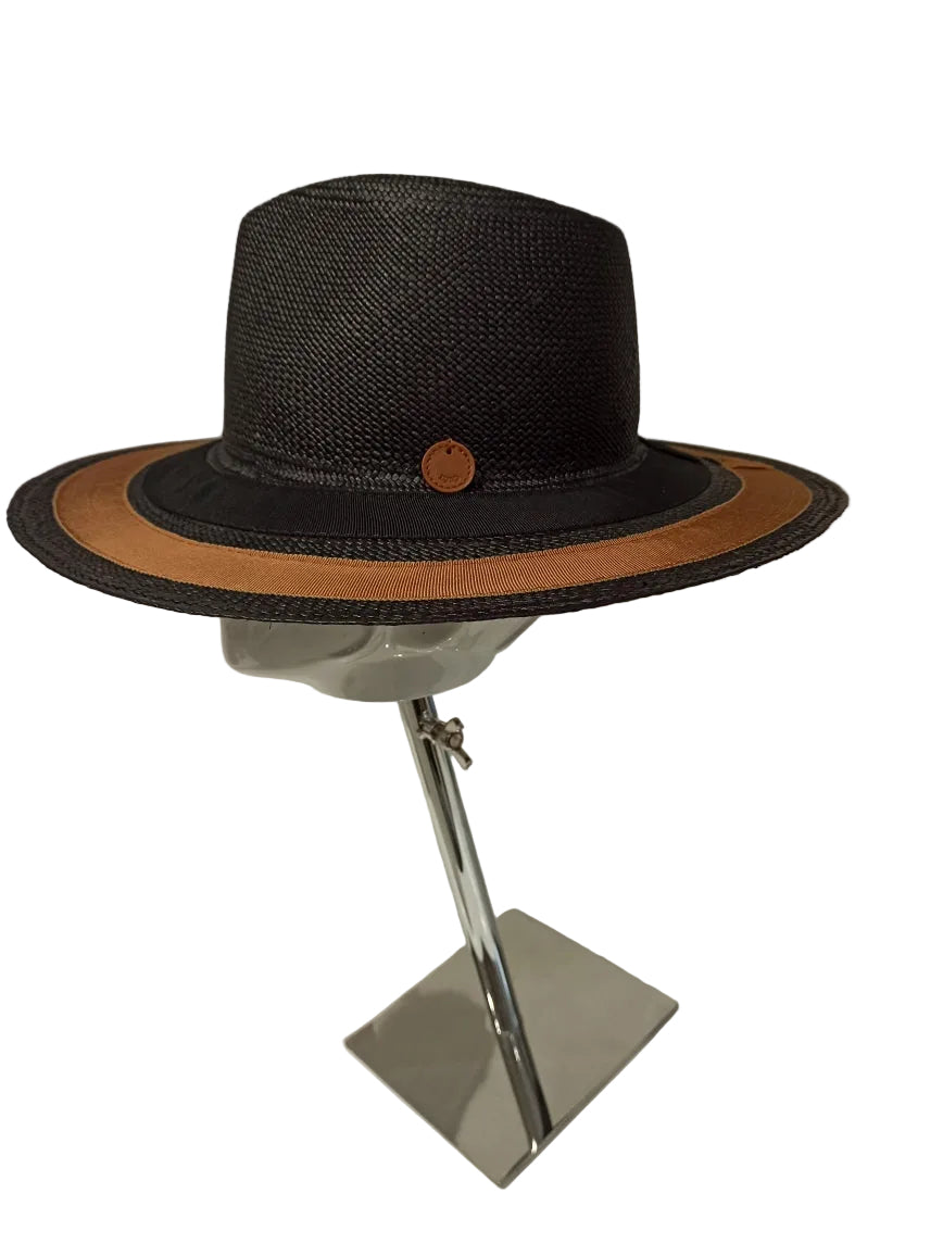 La Maison Catarzi fabrique tous ses modèles à la main à Florence. Ce chapeau noir avec passementerie camel allie tradition artisanale et élégance intemporelle. Parfait pour les événements habillés, il séduira les amateurs de pièces raffinées et authentiques. Taille 55, réglable pour s'adapter une taille en dessous. Un accessoire d'exception qui témoigne du savoir-faire florentin.