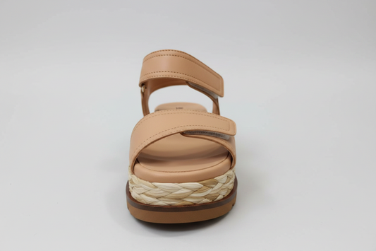 Les sandales en cuir Faira Suni avec plate-forme recouverte de raphia naturel tissé donneront quelques centimètres précieux à vos looks quotidiens en pantalon coupé et camisole. Tige: 100% Cuir - Doublure: 100% Cuir - Semelle intérieure: Confort 100% cuir - Semelle: Caoutchouc + Raphia - Talon: 5,5 cm - Plateau: 4,5 cm