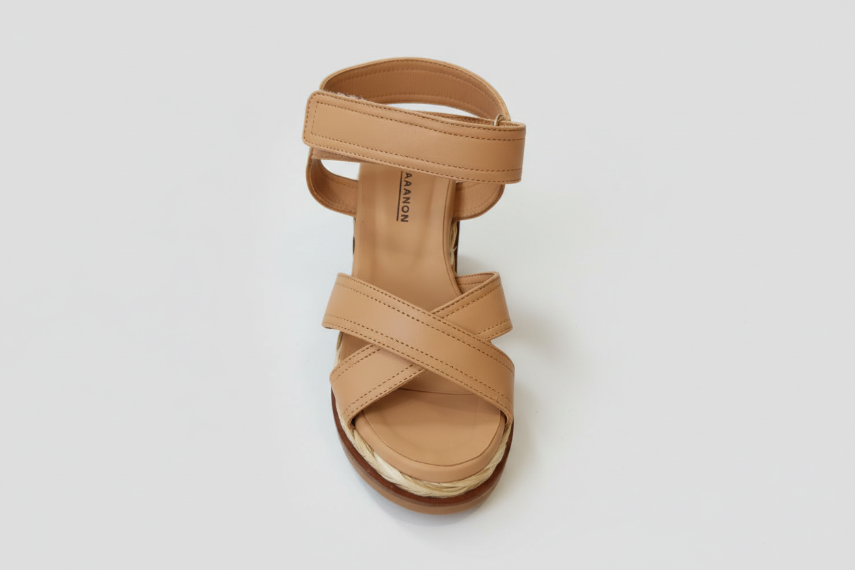Les sandales en cuir Faira Suni avec plate-forme recouverte de raphia naturel tissé donneront quelques centimètres précieux à vos looks quotidiens en pantalon coupé et camisole. Tige: 100% Cuir - Doublure: 100% Cuir - Semelle intérieure: Confort 100% cuir - Semelle: Caoutchouc + Raphia - Talon: 5,5 cm - Plateau: 4,5 cm