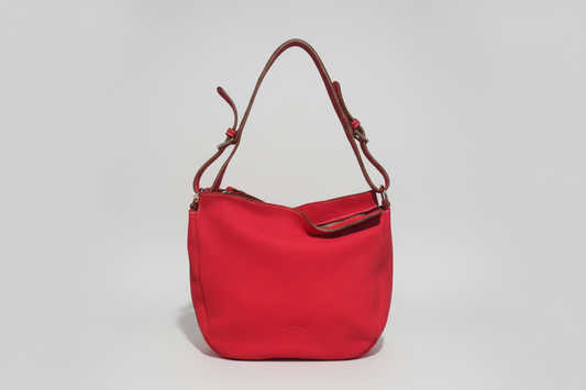 Un sac hobo chic que vous adopterez pour sa grande capacité de rangement grâce à sa poche centrale. En cuir de taurillon nubuck, ce sac ravira les adeptes des sacs style fourre-tout. Proposé en plusieurs coloris, vous trouverez certainement l’accessoire mode assorti à votre tenue. De couleur pep’s orange, il rehausse et réchauffe l’ensemble d’une tenue vestimentaire.