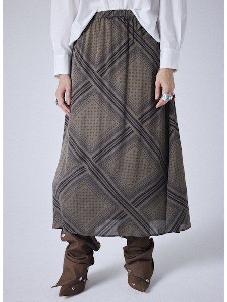 Découvrez la jupe midi Notshy Cody, alliant élégance et confort grâce à sa taille élastiquée et sa coupe droite. Confectionnée dans un mélange doux de 64 % viscose et 36 % modal, elle offre un effet satiné subtil. Son coloris thym avec un imprimé bandana noir apporte une touche originale et raffinée à votre tenue. Parfaite pour sublimer votre silhouette au quotidien ou lors de vos occasions spéciales.