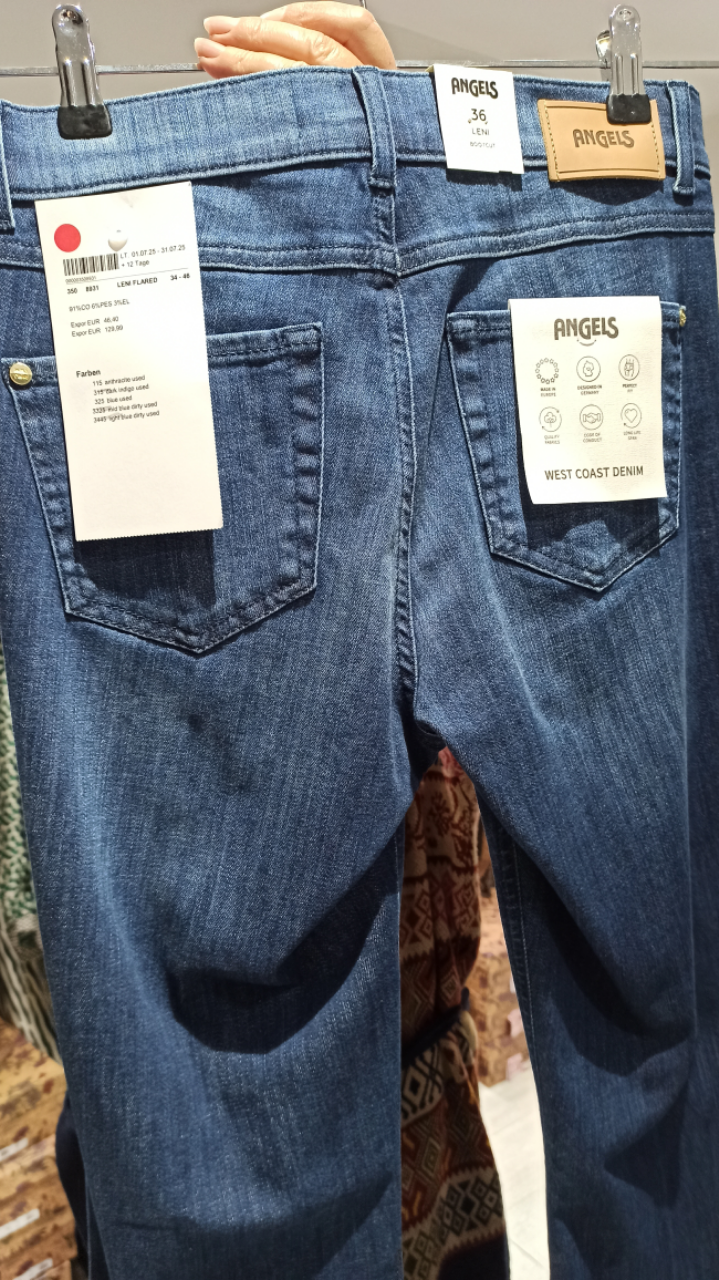 Découvrez le Jean Leni Flare en Denim, votre nouveau must-have pour un style moderne et élégant. Conçu pour s’adapter à toutes les morphologies, ce jean flare offre le parfait équilibre entre confort et élégance.