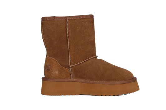 Découvrez l'élégance intemporelle de ces boots fourrés Nathan Baume en daim cognac. Conçues pour le confort absolu, elles associent un daim premium à une doublure généreuse en peau de mouton qui enveloppe vos pieds de chaleur. La semelle intérieure en peau de mouton offre un soutien naturel et respirant, tandis que la semelle extérieure en caoutchouc assure une adhérence fiable sur tous les terrains. Avec une plateforme de 4 cm, ces boots allient style raffiné et praticité quotidienne pour une silhouette él