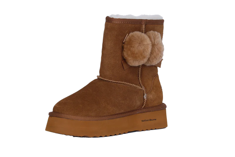 Découvrez l'élégance intemporelle de ces boots fourrés Nathan Baume en daim cognac. Conçues pour le confort absolu, elles associent un daim premium à une doublure généreuse en peau de mouton qui enveloppe vos pieds de chaleur. La semelle intérieure en peau de mouton offre un soutien naturel et respirant, tandis que la semelle extérieure en caoutchouc assure une adhérence fiable sur tous les terrains. Avec une plateforme de 4 cm, ces boots allient style raffiné et praticité quotidienne pour une silhouette él