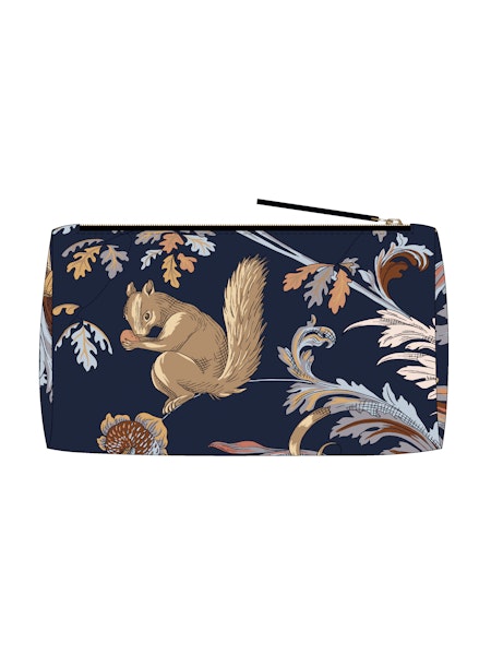 La pochette Rococo taille S d'Inoui Editions est l'accessoire parfait pour toutes vos aventures hivernales. Avec son style élégant et sa fonctionnalité astucieuse, ce modèle se distingue par son design captivant. Confectionnée en polyester de haute qualité et en cuir véritable, elle garantit durabilité et raffinement.
Ce qui rend la pochette Rococo unique, c