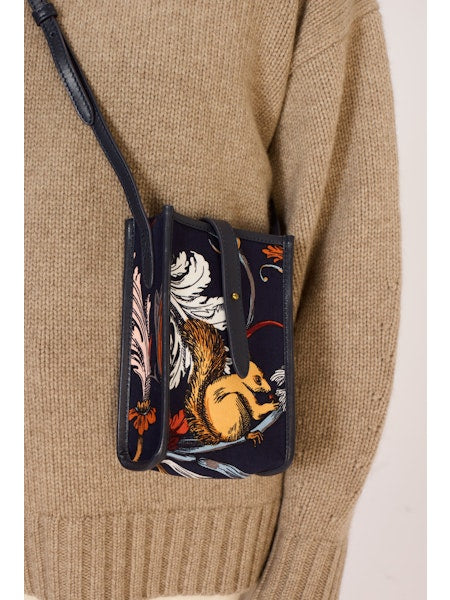 Découvrez l'étui téléphone Inoui Éditions Rococo Hiver 25, conçu en coton de qualité avec un fond marine élégant et un imprimé écureuil caramel raffiné. Sa bandoulière en cuir solide assure un port confortable tout en gardant votre téléphone, clés et carte de paiement à portée de main. Ce porte-téléphone allie style et fonctionnalité pour ne plus jamais perdre l’essentiel. Un accessoire parfaitement adapté à un usage quotidien, pensé pour simplifier votre organisation avec élégance.
ref PM22ERO2