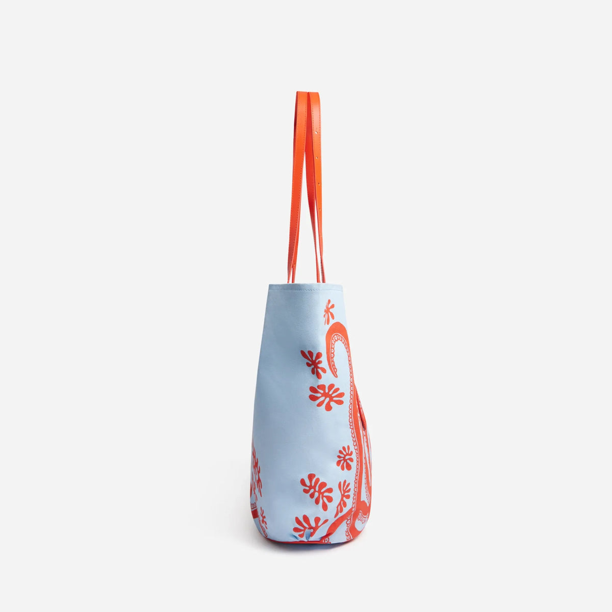 Le Sac de plage en toile avec poche intérieure zippée
col Bleu & Orange
Corps : 100% Coton - Anse : 100% Cuir de bovin - Finition : 100% Cuir de bovin
30,5 x 40 x 16,5 cm