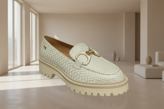 nathan baume Mocassins Chunck Nathan Baume en Cuir Blanc Élégance intemporelle et confort absolu réunis dans ces mocassins chunck Nathan Baume. Confectionnés en cuir blanc premium, ils incarnent la sophistication française avec une allure décontractée. La semelle épaisse et structurée offre stabilité et durabilité, tandis que le design épuré s'adapte à tous vos styles, du casual au semi-formel. Parfaits pour ceux qui refusent de compromis entre élégance et bien-être, ces mocassins deviennent rapidement un