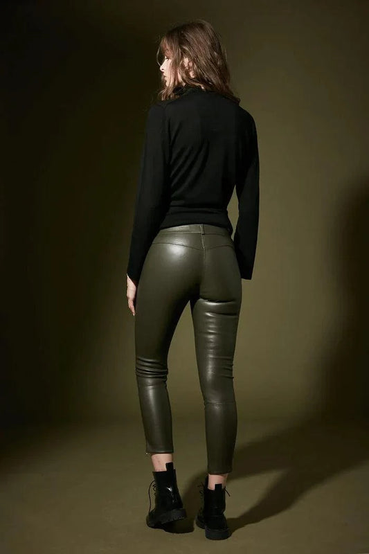Leur composition unique comprend 100 % de cuir d'agneau à l'extérieur, tandis que la doublure est faite de 98 % de coton et de 2 % de lycra pour un confort ultime et une respirabilité toute la journée. Ce mélange offre un ajustement parfait et flexible, vous permettant de bouger librement.
Fermeture zippée pour un style moderne
Deux poches zippées pour une f