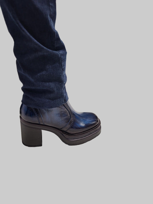 Découvrez la bottine Ofelia en cuir bleu royal signée Pons Quintana. Dotée d’une plateforme discrète, elle allonge la silhouette tout en assurant un confort optimal. Son cuir de haute qualité garantit durabilité et élégance, tandis que la teinte bleu royal apporte une touche moderne et raffinée. Idéale pour ceux qui recherchent une chaussure à la fois tendance et experte dans la finition.