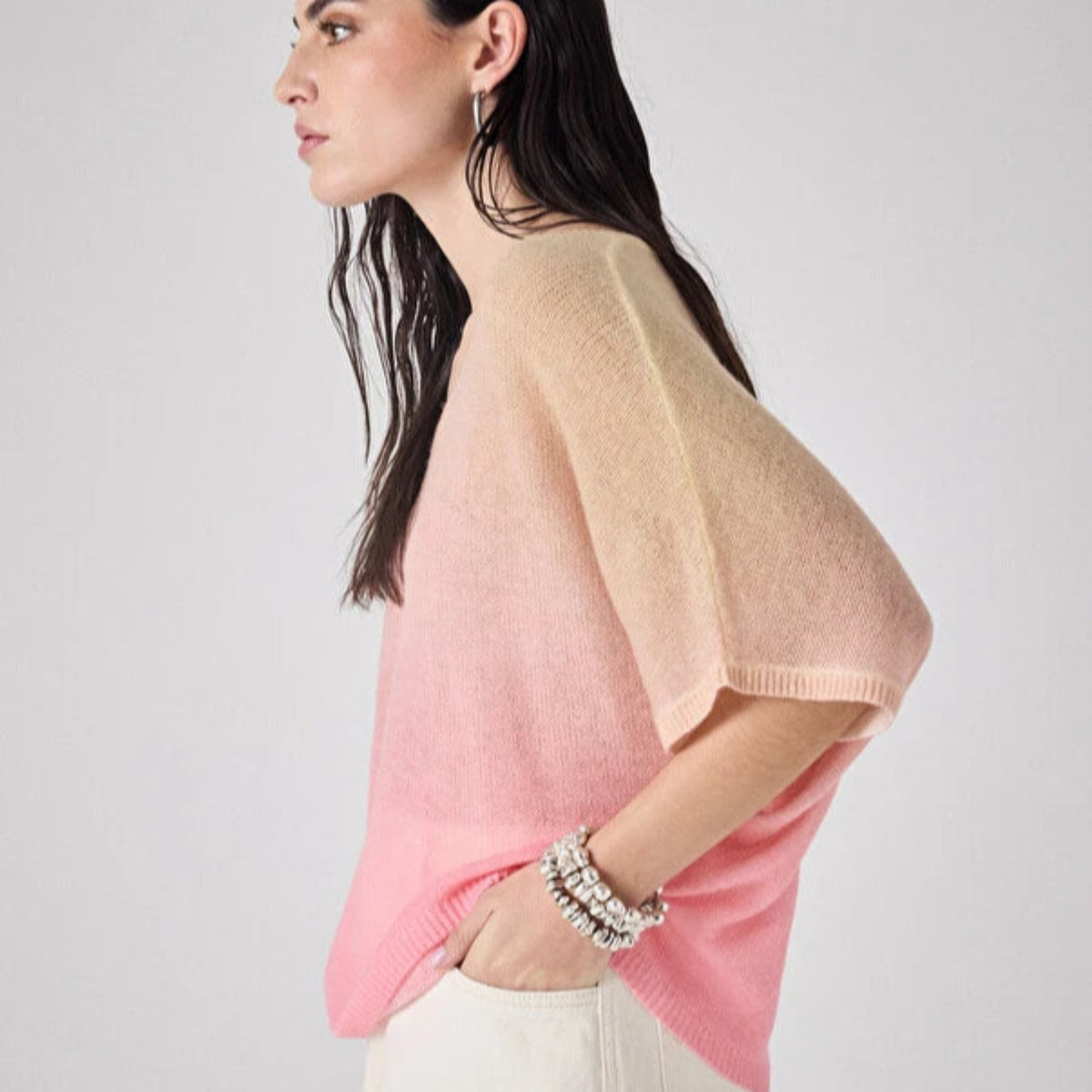 pull notshy Sa couleur Fairy et Beige Chine crée un effet dégradé élégant qui apportera une touche chic à n'importe quelle tenue. Grâce à sa coupe ample, ce pull garantit un ajustement flatteur tout en permettant une grande liberté de mouvement. Vous pouvez le porter sur un jean pour une allure décontractée ou sur une jupe pour un look plus raffiné.
Les fini
