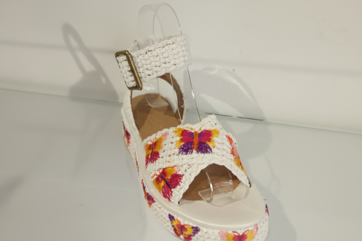 FIORINA Charmante raffia blanc aux papillons fushias, tournesols
ref 148B
col BLANC
PLATEFORME 3-4 CMS