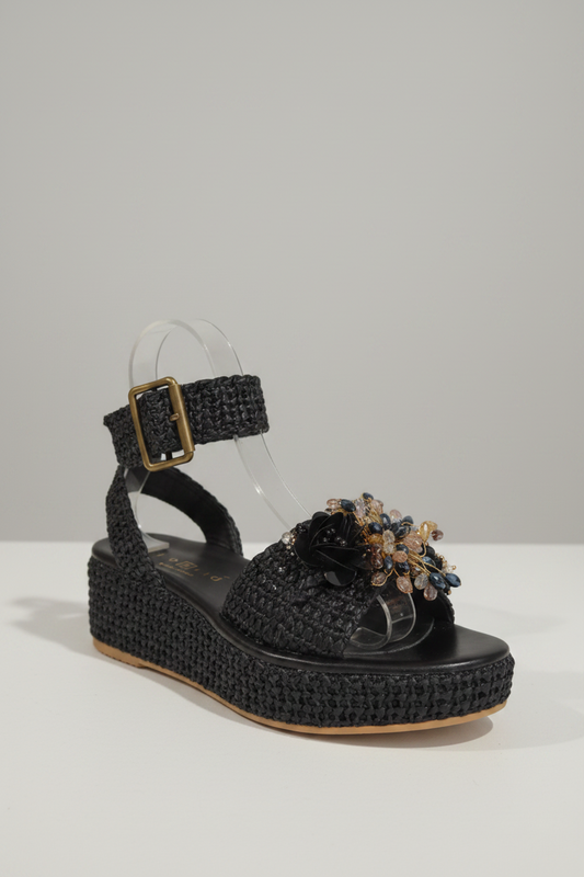 FIORINA Tige tressée noire lumineux ;
* Ornement de pierres précieuses scintillantes ;
* Plateforme confortable ;
* Boucle de cheville réglable ;
* Parfait pour toute occasion.