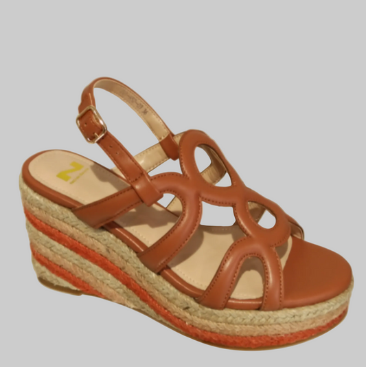 nathan baum
Découvrez cette sandale compensée alliant élégance et confort. Confectionnée en cuir camel véritable associé à une corde naturelle, elle offre un plateau de 3 cm et un soutien de la cambrure de 4 cm pour un maintien optimal., cette pièce intemporelle saura sublimer vos tenues estivales avec raffinement.