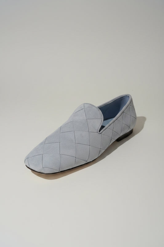 Découvrez nos élégants mocassins en cuir bleu ciel de la marque Lola Cruz, un indispensable pour toute garde-robe moderne. Confectionnés avec soin, ces mocassins allient confort et style, parfaits pour un usage quotidien ou des occasions spéciales.