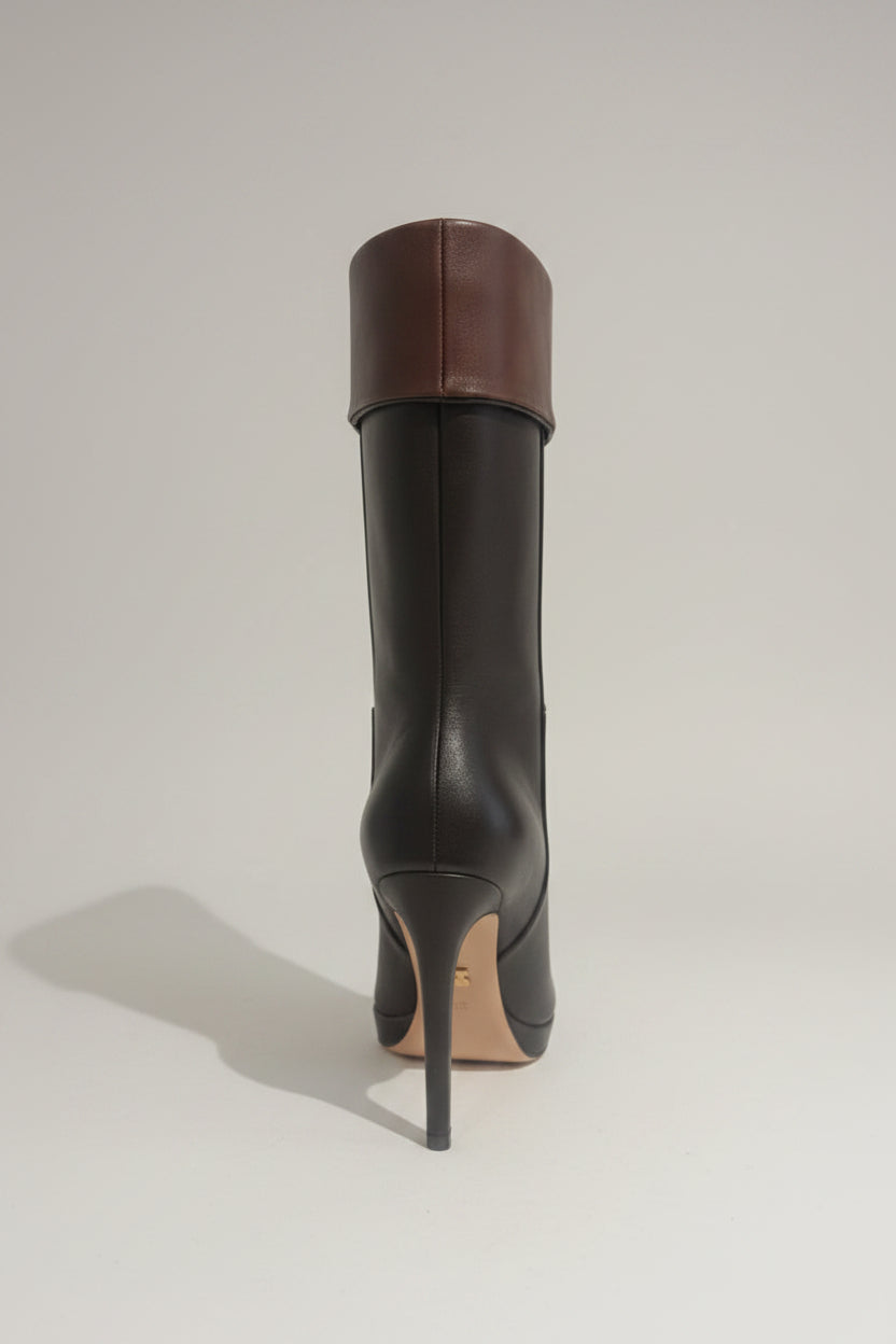 Ne manquez pas cette opportunité d'ajouter une touche de sophistication à votre look. Les bottines à talon Lola Cruz sont plus qu'une simple paire de chaussures; elles sont une affirmation de style et de confiance.