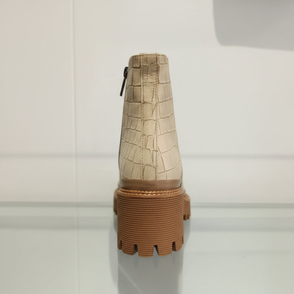 Découvrez les magnifiques boots en cuir crème de la marque Pons Quintana, une parfaite alliance d'élégance et de confort. Ces bottines, au design moderne et raffiné, sont conçues pour sublimer toutes vos tenues. Avec leur cuir mat couleur crème, elles apportent une touche lumineuse à votre look.