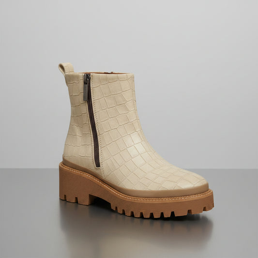 Découvrez les magnifiques boots en cuir crème de la marque Pons Quintana, une parfaite alliance d'élégance et de confort. Ces bottines, au design moderne et raffiné, sont conçues pour sublimer toutes vos tenues. Avec leur cuir mat couleur crème, elles apportent une touche lumineuse à votre look.