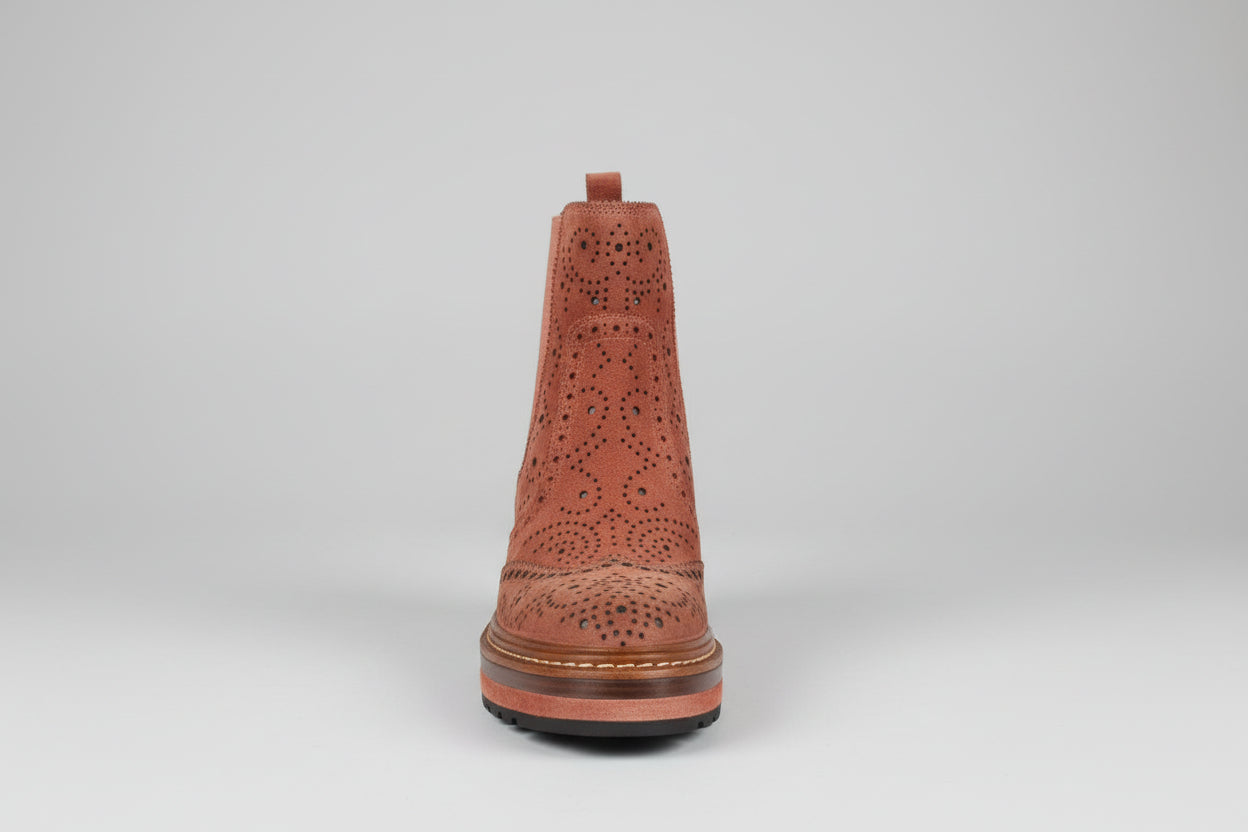 Apportez une touche d'élégance audacieuse à votre garde-robe avec les Chelsea boots Pons Quintana à talons. Conçues en cuir nubuck rose poudré, ces boots à plateau affichent un bout fleuri délicat, alliant féminité et modernité. Leur talon assure une silhouette élancée tout en offrant un confort optimal pour vos journées bien remplies. Parfaites pour rehausser vos tenues, ces bottines sont un choix chic et polyvalent.