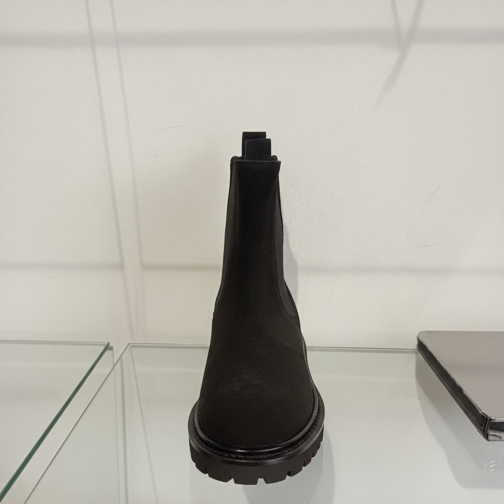 Optez pour l'élégance et le confort avec les bottines Chelsea noires Pons Quintana. Ces chaussures au design intemporel s'adaptent parfaitement à toutes les occasions, que ce soit pour une sortie décontractée ou une journée au bureau. Leur couleur noire intense et leur finition en nubuck en font un choix chic et polyvalent.