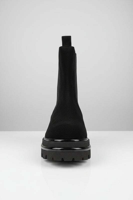 Optez pour l'élégance et le confort avec les bottines Chelsea noires Pons Quintana. Ces chaussures au design intemporel s'adaptent parfaitement à toutes les occasions, que ce soit pour une sortie décontractée ou une journée au bureau. Leur couleur noire intense et leur finition en nubuck en font un choix chic et polyvalent.