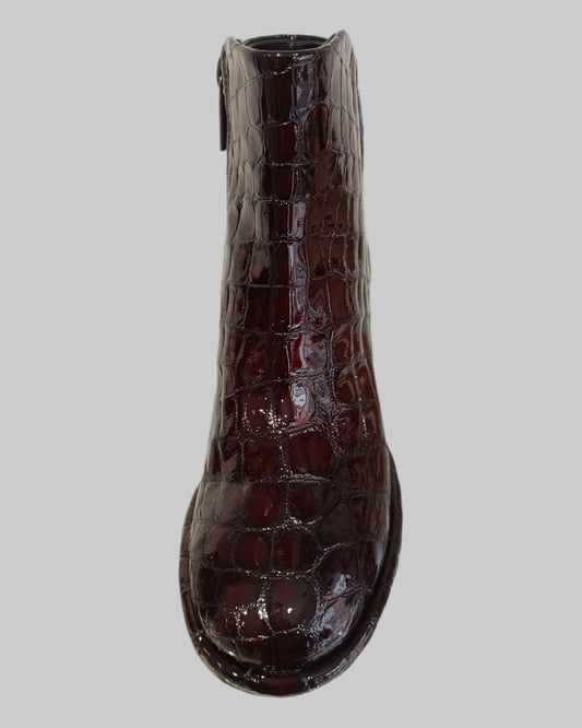 Élégantes et raffinées, ces boots Chelsea Pons Quintana en cuir vernis chocolat allient style et confort. Leur fermeture éclair facilite l’enfilage, tandis que le talon carré de 4 cm assure une posture stable et confortable tout au long de la journée. Parfaites pour apporter une touche sophistiquée à toutes vos tenues, ces chaussures sont un incontournable pour un look chic et moderne.