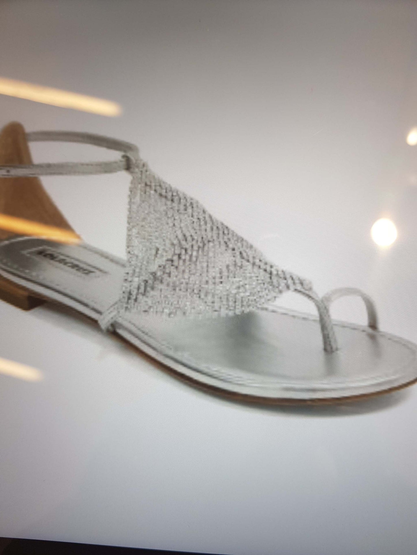 Sandale plate argentée en cuir avec bijou délicat coloris plata