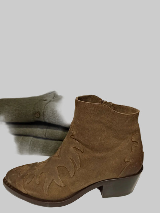 La Santiag Sartore increvable qui allie tradition et modernité. Confectionnée en cuir crosta robuste de couleur beige flamme, cette botte affiche une élégance intemporelle avec ses tons sur ton subtils. Le talon de 5 cm offre une silhouette affinée sans sacrifier le confort quotidien. Dotée d'une fermeture éclair intérieure discrète, elle se chausse et se retire sans effort. La semelle cousue main garantit une durabilité exceptionnelle et une tenue remarquable. Véritable investissement pour votre garde-robe