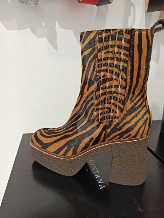 Boots Pons Quintana en cuir zébré marron et noir avec semelle crêpe et talon haut élégante